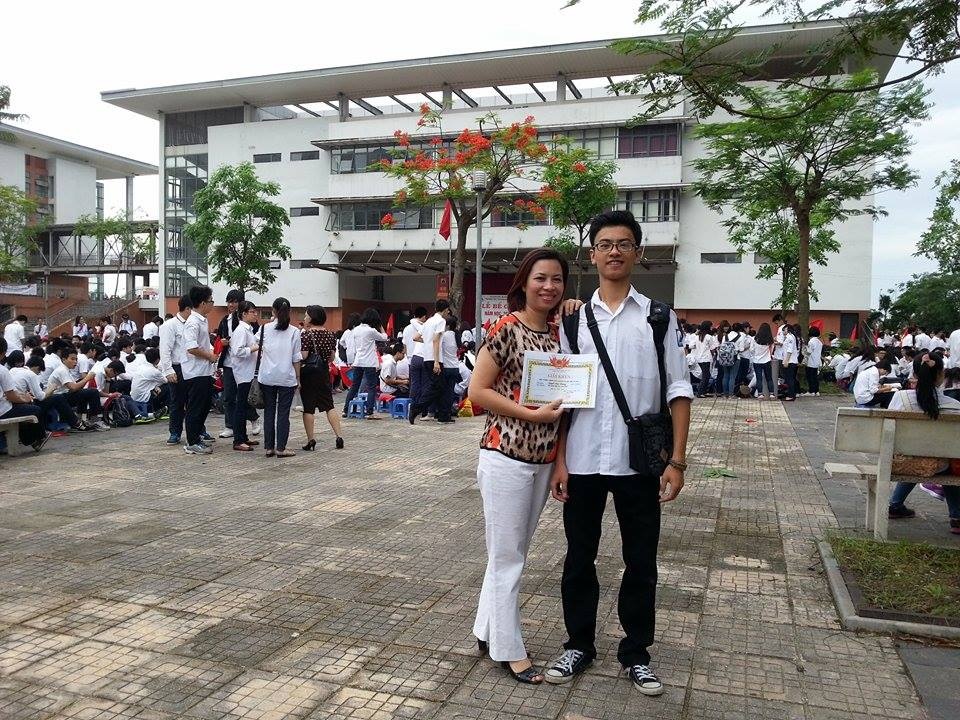 Đan Dương và mẹ trại trường THPT chuyên Ams.