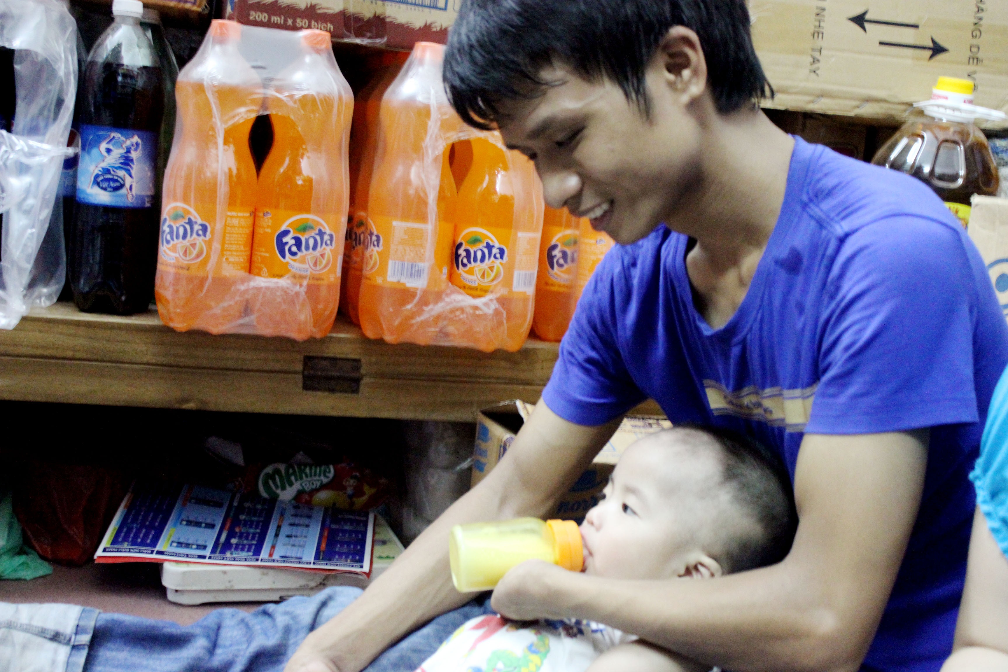 Anh Nguyễn Văn Mão chăm sóc con rất chu đáo.