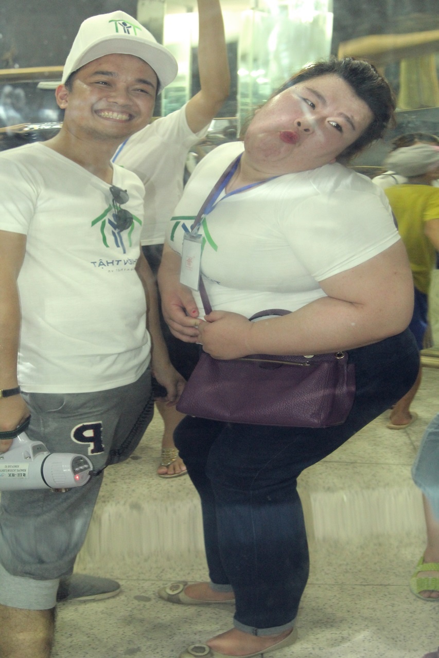 Thành Trung và Ngô Thủy Tiên cùng làm làm mặt hài hước gây cười cho em nhỏ.