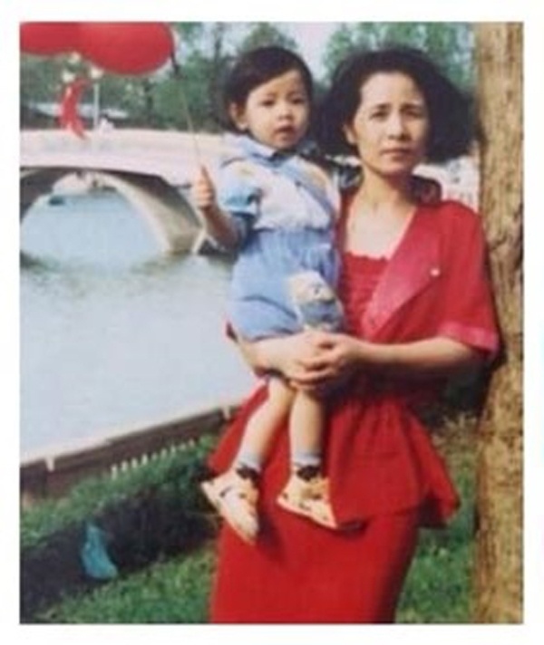 Chi Pu ngày nhỏ và mẹ.