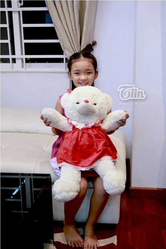 Bé Trúc Anh xinh xắn, hoạt bát như những đứa trẻ bình thường khác.