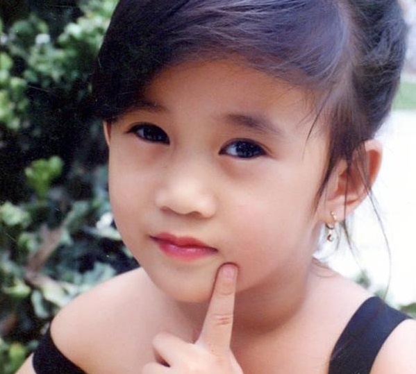 Gương mặt ngày nhỏ của Ngọc Thảo không khác xa khi đã trưởng thành.
