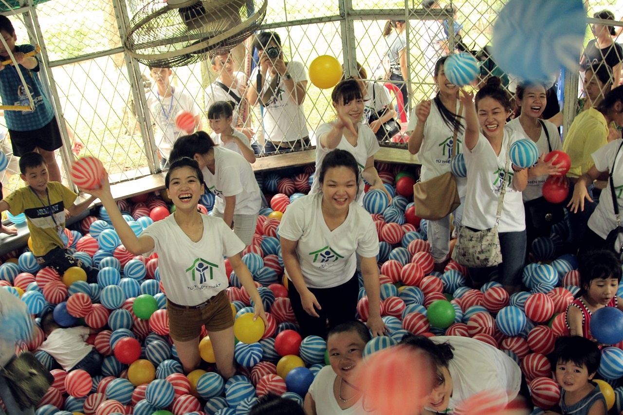 Giới trẻ cùng các em nhỏ chơi trò chơi thỏa thích trong công viên.