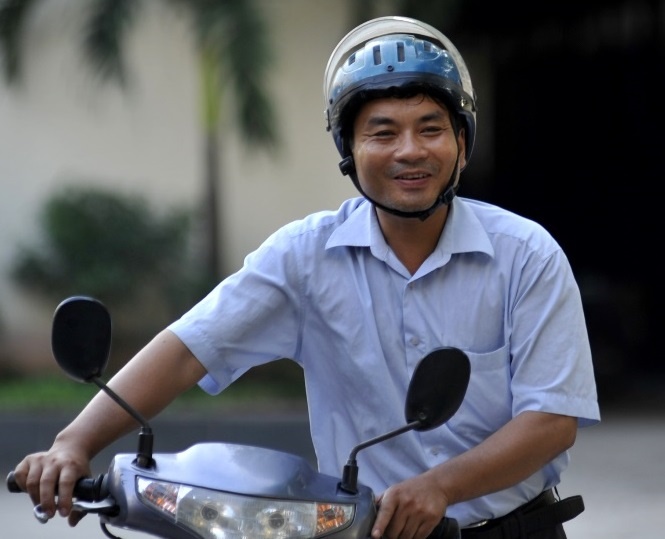 Nhan vien bao ve U50 van di thi tot nghiep cung 9X hinh anh