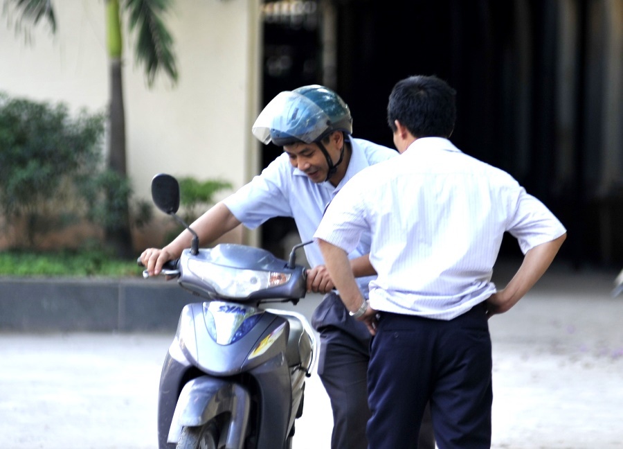 Anh Tùng hiện đang là nhân viên bảo vệ. Anh học văn hóa tại mỗi buổi tối.