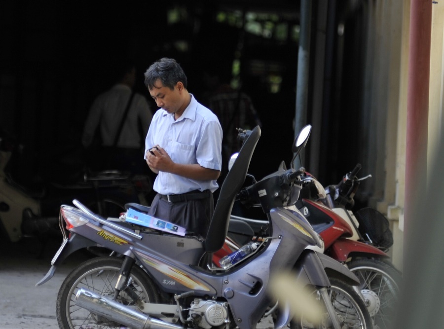 Lý do khiến anh Tùng bị gián đoạn trong việc học tập là do học dang dở lớp 11  tại THPT Minh Khai.