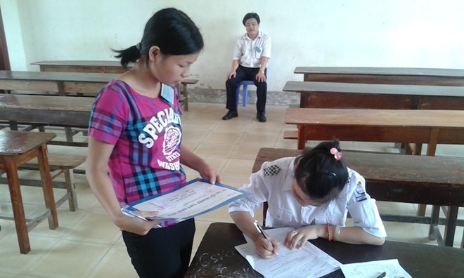 Em Đoàn Thị Nga (số báo danh 130159, phòng thi số 1) - học sinh lớp 12A4, trường THPT Thái Lão là thí sinh duy nhất tại Hội đồng THPT Thái Lão. Thầy Nguyễn Duy Long, chủ tịch hội đồng thi trường THPT Thái Lão cho biết, toàn hội đồng có 59 người, trong đó có 37 giám thị coi thi, còn lại là bảo vệ, phục vụ, lực lượng công an, quân đội. Sau khi kết thúc môn Vật lý, toàn bộ ở lại cùng túc trực với môn Lịch sử - dù hội đồng chỉ có một thí sinh thi.