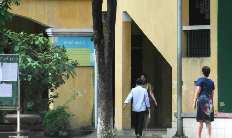 Đó là học sinh Khánh Linh (lớp 12D1 THPT Quang Trung (Đống Đa, Hà Nội). Tuy là thí sinh duy nhất của TP Hà Nội phải dự thi một mình tại Hội đồng coi thi. Linh cho biết, kết quả trung bình môn Sử năm lớp 12 của em cao trên 9 phẩy, thi thử môn Sử đạt loại giỏi. Em cũng chọn khối C để thi đại học. Khánh Linh và hội đồng thi đã thu hút sự quan tâm của giới truyền thông, dư luận.