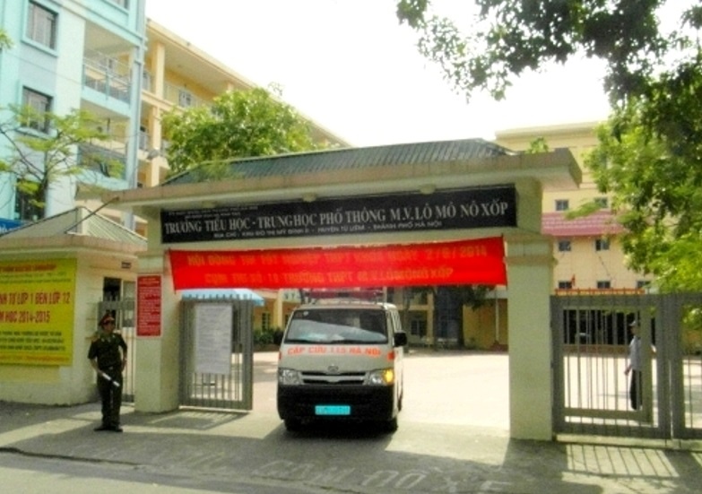 Xe cấp cứu chở Tú đến bệnh viện 198.