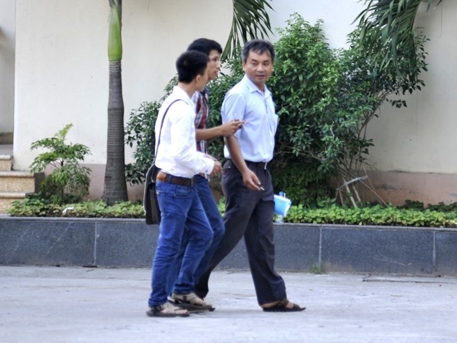 Đó là học sinh Khánh Linh (lớp 12D1 THPT Quang Trung (Đống Đa, Hà Nội). Tuy là thí sinh duy nhất của TP Hà Nội phải dự thi một mình tại Hội đồng coi thi. Linh cho biết, kết quả trung bình môn Sử năm lớp 12 của em cao trên 9 phẩy, thi thử môn Sử đạt loại giỏi. Em cũng chọn khối C để thi đại học. Khánh Linh và hội đồng thi đã thu hút sự quan tâm của giới truyền thông, dư luận.