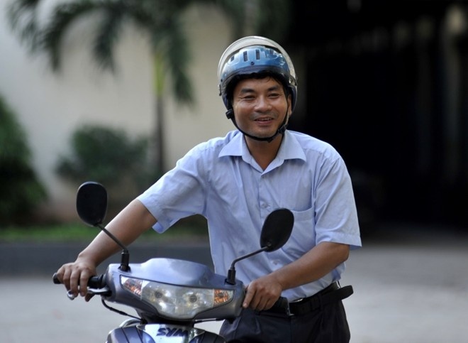 Anh Tùng hiện là nhân viên bảo vệ. Từng bị gián đoạn trong học tập do sức khỏe và điều kiện kinh tế khó khăn nên anh quyết định thi tốt nghiệp khi xấp xỉ 50 tuổi.