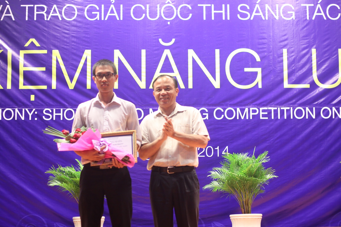 Nhà báo Nguyễn Quốc Triển- Phó Tổng biên tập Báo Sinh Viên Việt Nam trao giải cho ý tưởng xuất sắc nhất.