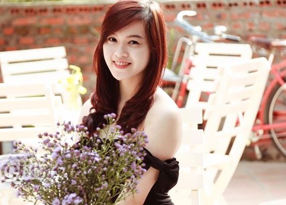 Cô gái này có tên là Nguyễn Thị Hồng Lam, sinh ngày 6 tháng 8 năm 1994,  hiện đang là sinh viên của Khoa Kinh tế Quốc tế, Đại học Ngoại Thương Hà Nội.