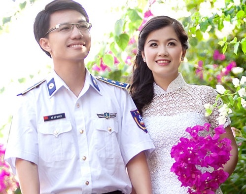 Chuyen tinh cang xa cang yeu cua chang canh sat bien hinh anh