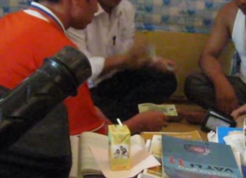 Clip 4 thay giao choi bai an tien ngay trong truong hoc hinh anh