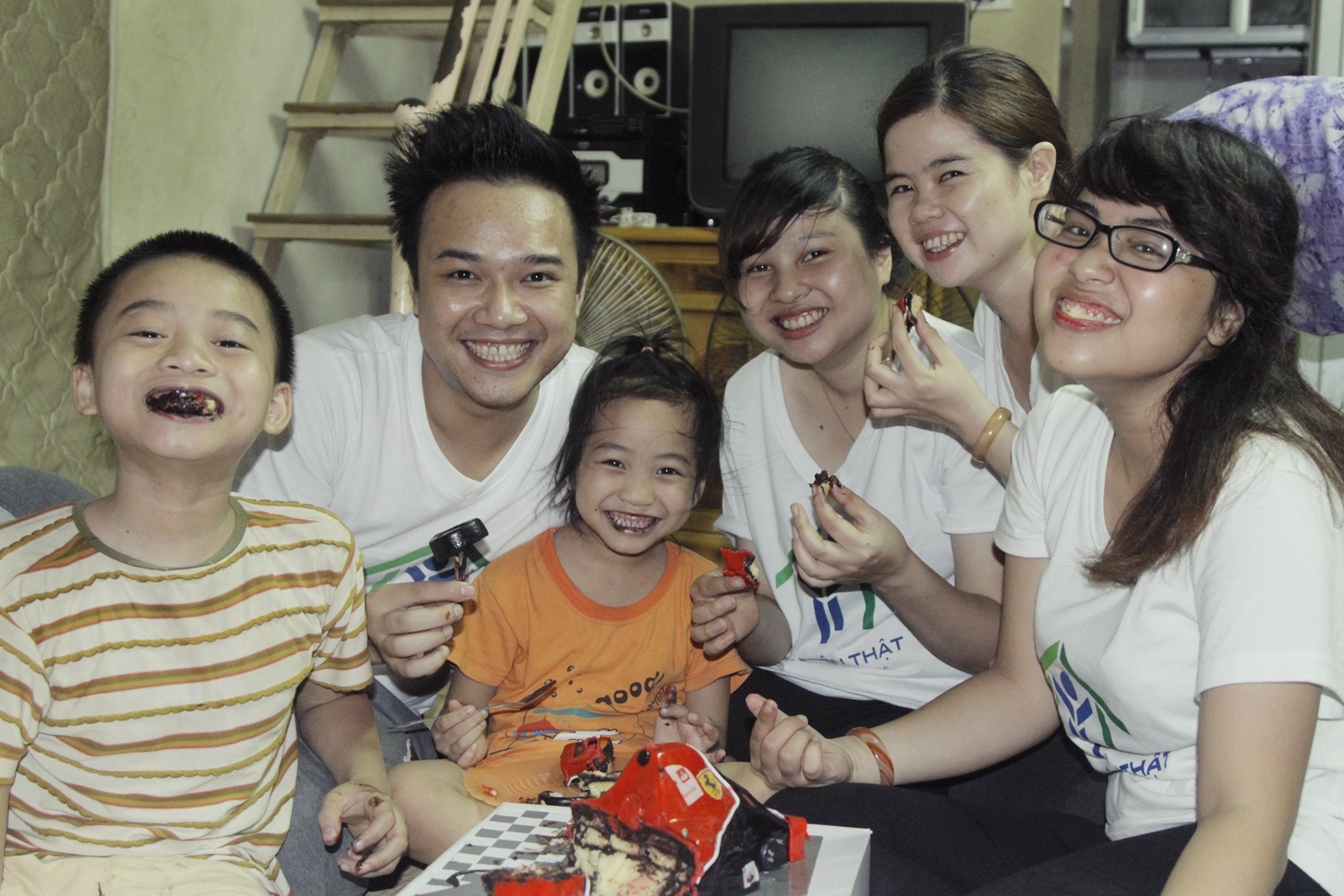 Tiec sinh nhat cam dong cua em be ngheo hinh anh