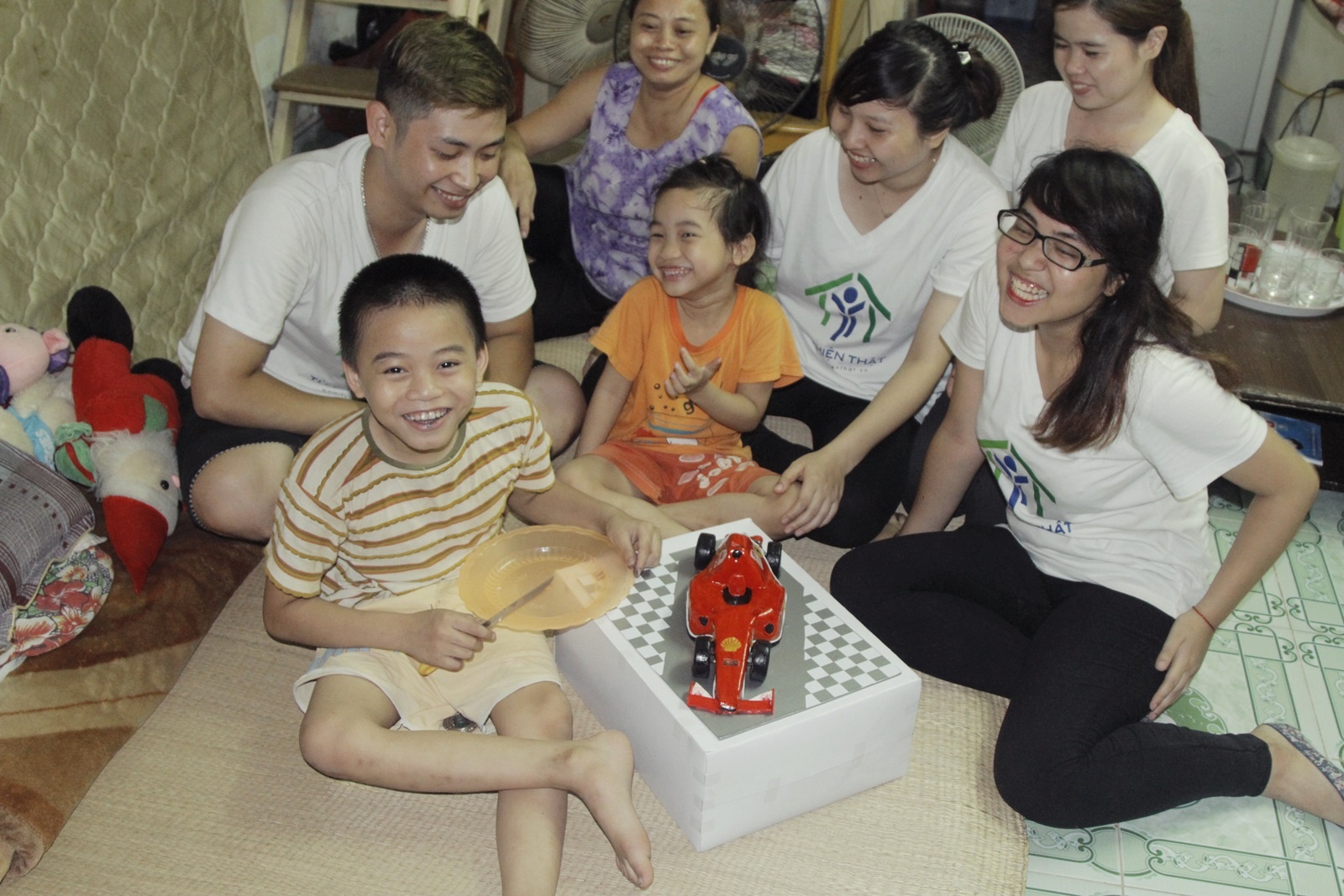 Từ đó, CLB Từ thiện thật sẽ tìm hiểu kỹ ngày sinh của các bé sống trong những gia đình khó khăn. Gần đến ngày sinh nhật, nhóm sẽ kêu gọi ủng hộ trên Facebook.