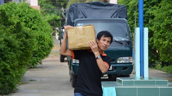Bo dai hoc di gom ve chai vi nguoi ngheo hinh anh