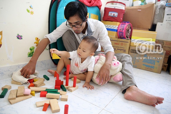 Hiện tại bé Ủn được hơn 1 tuổi rưỡi, cuộc sống của hai bố con anh đã đỡ vất vả hơn.