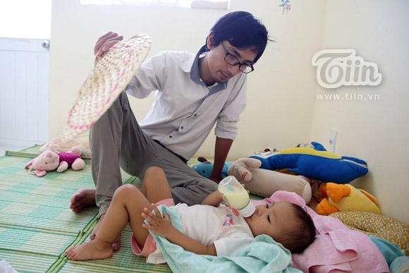 Ngày ngày anh vẫn đi xin sữa mẹ để cho bé Ủn uống.