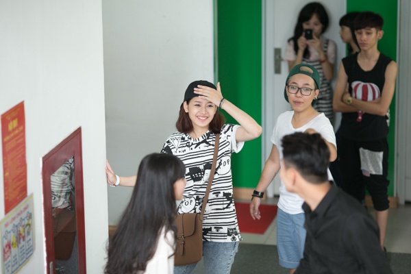 Đối với Chi Pu, quay phim xong vẫn chỉ là một nửa chặng đường. Cô nàng phải tranh thủ theo sát việc dựng và làm hậu kì phim, vừa phải lên kế hoạch tổ chức 3 buổi offline lớn tại 3 miền nhân ngày sinh nhật (14/6). 