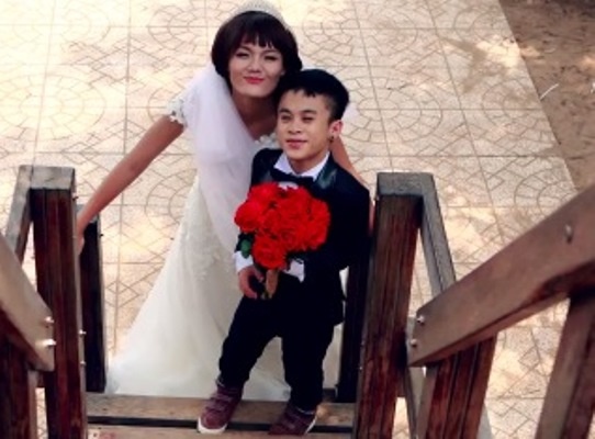 Xuân Tiến và Thanh Thảo trong clip.