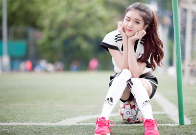 Hot girl Lilly Luta me trai dep cua doi tuyen Duc hinh anh