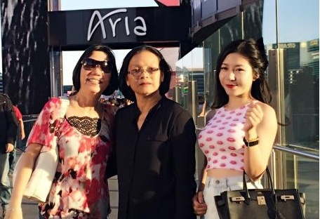 Vân Amanda và mẹ.