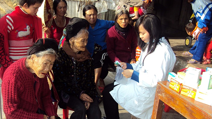 Bác sĩ Nguyễn Thị Hiên khám bệnh từ thiện cho bà con ở quê nhà Đồng Luốc dịp tết 2014.