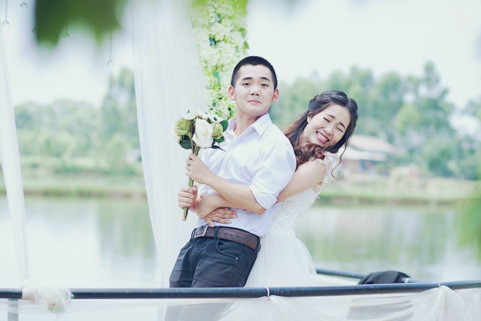 Thắng chia sẻ: “Đây không phải ảnh cưới, bọn mình cũng chỉ là bạn bè. Thấy thích và hứng lên nên đi chụp thôi”. Với mục đích “chụp cho vui” nên bộ ảnh có những biểu cảm rất hài hước, đáng yêu của “cô dâu” và “chú rể”, mang lại sự thích thú và thú vị cho người xem.