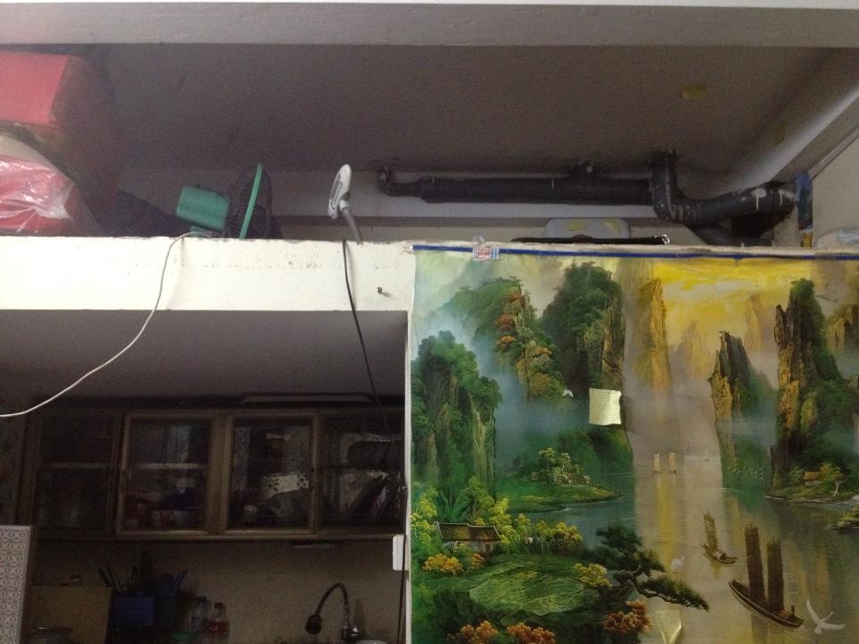 Trong căn nhà 12m2, Tiến và bố ngủ trên gác xép.