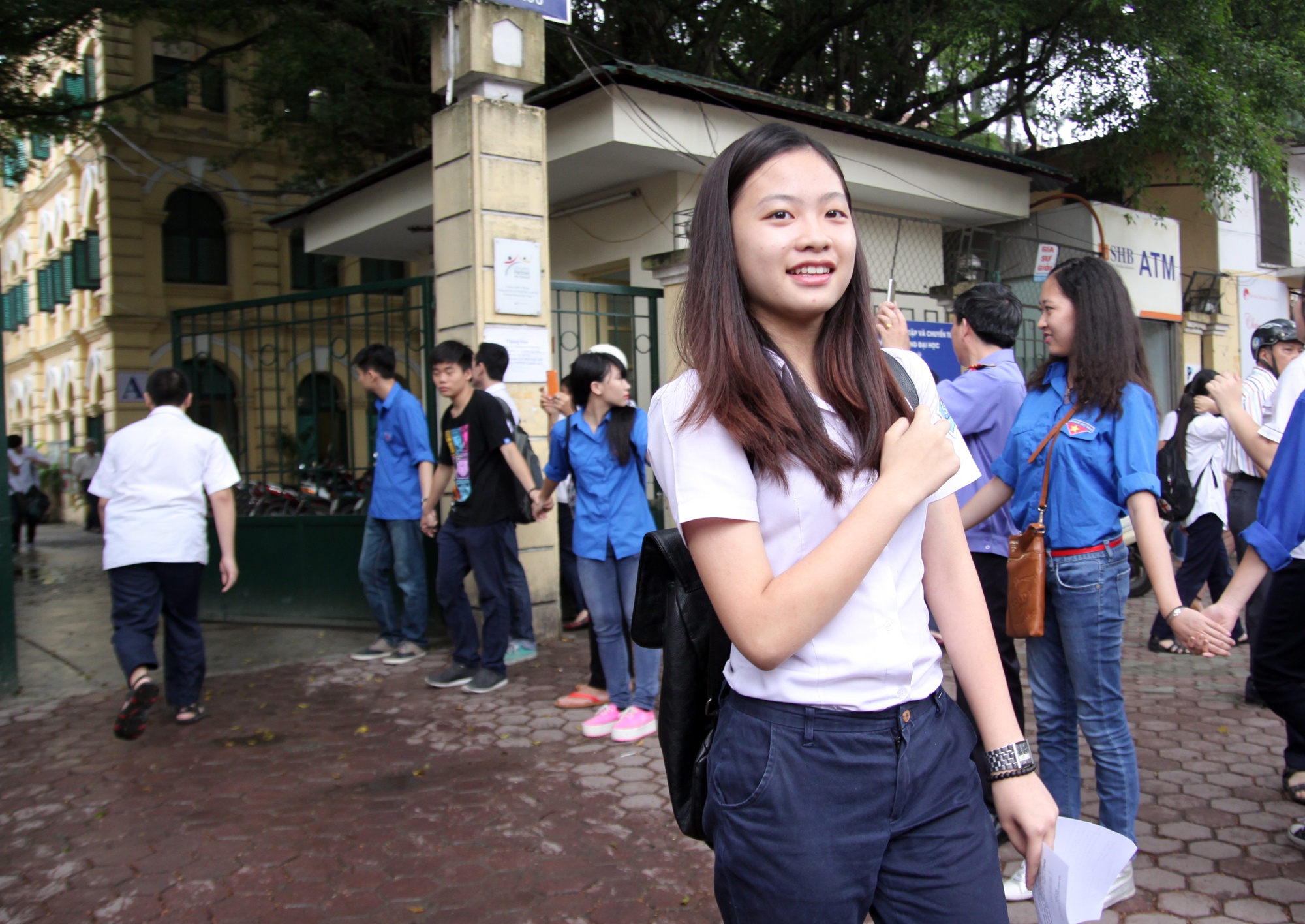 Trái với vẻ lộng lẫy, hoàng gia trên sân đấu dance sport, Quỳnh Hương nhìn khá giản dị trong bộ đồng phục học sinh và có phần xuống sắc vì nắng nóng và áp lực mùa thi.