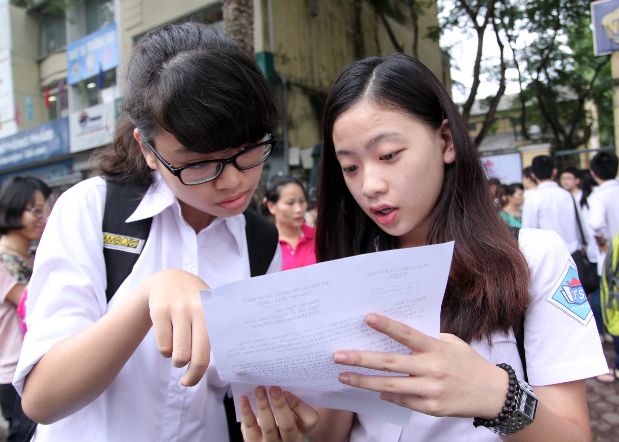 Đôi mắt của kiện tướng dance sport sưng húp do thức khuya ôn bài và hồi hộp.