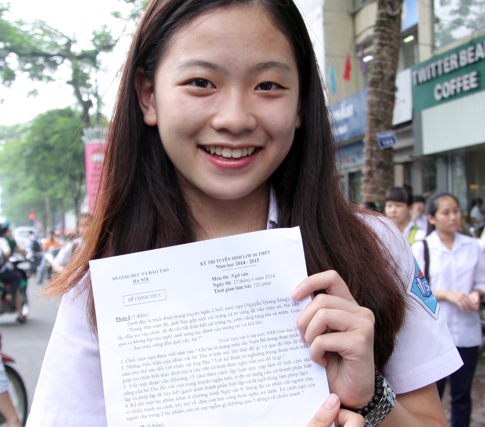 Mẹ của Quỳnh Hương đến đón cô bạn sau môn thi đầu tiên. Sau khi trả lời PV, Hương vội vã về nhà nghỉ ngơi, chuẩn bị cho môn thi tiếp theo.