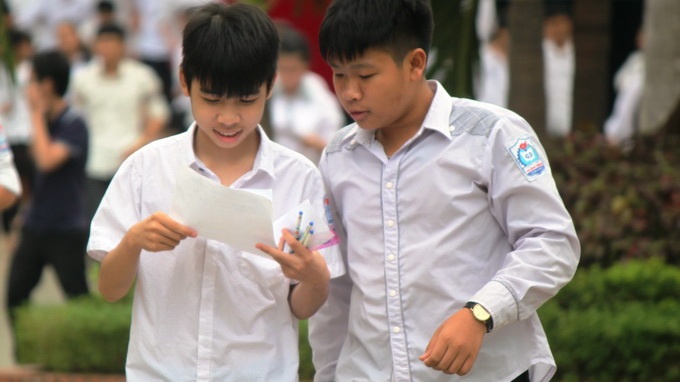 Nghe An dinh chi 2 thi sinh mang dien thoai vao phong thi hinh anh