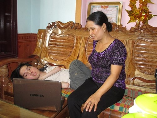 Niềm hạnh phúc của mẹ là mỗi ngày được nghe Nguyên đọc cho nghe những bài thơ mới.