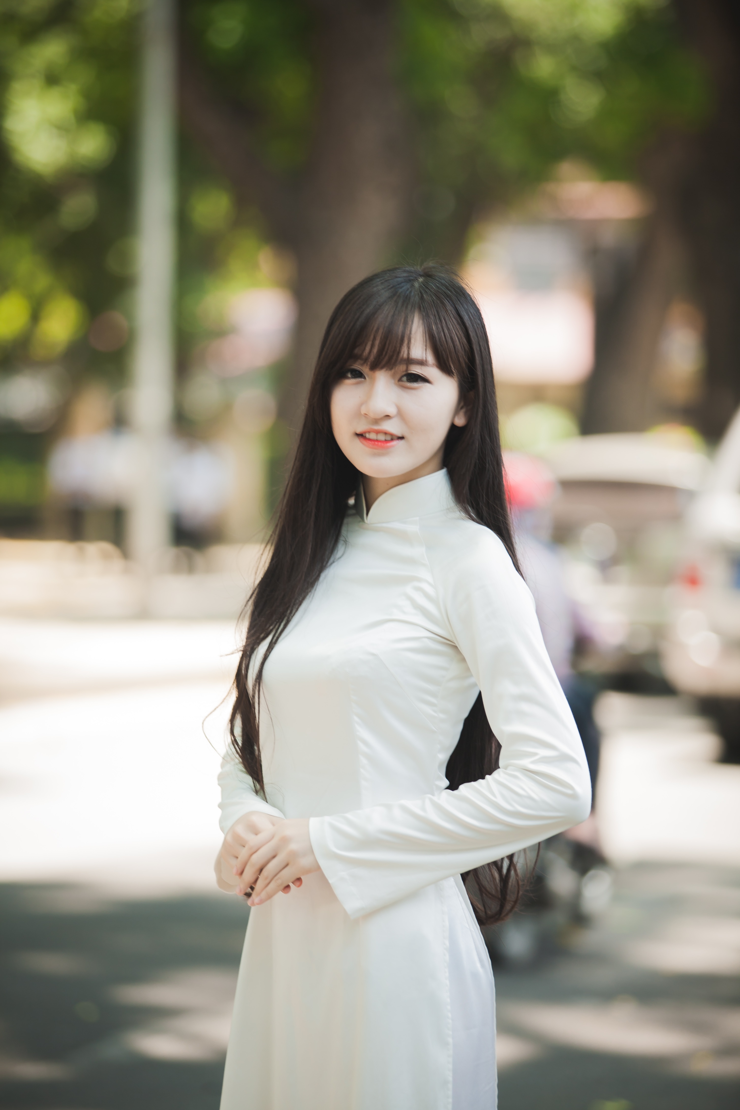 Thời gian quay phim có rất nhiều kỷ niệm với Mỹ Huyền. Cô kể lại: “Buổi chiều mình quay clip tại công viên, có rất nhiều em nhỏ ra đó chơi đùa. Bỗng có em đến hỏi mình: “Sao tóc chị dài thế?”, rồi quay ra bảo nhau: “Chị này giống siêu nhân trắng nhỉ”. Điều này làm mình rất vui”.