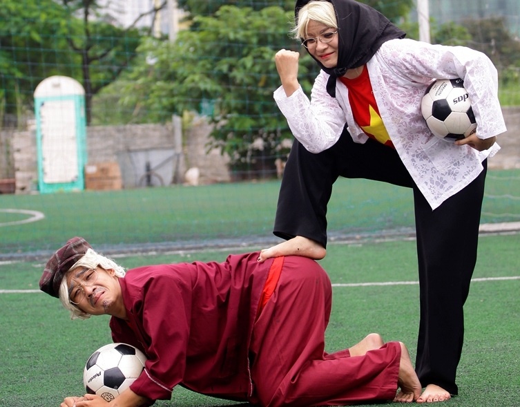 Cap doi 9X me bong da tung anh tinh yeu tram nam hinh anh