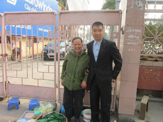 Nguoi me ban xoi ngay con tot nghiep DH lay dong dan mang hinh anh