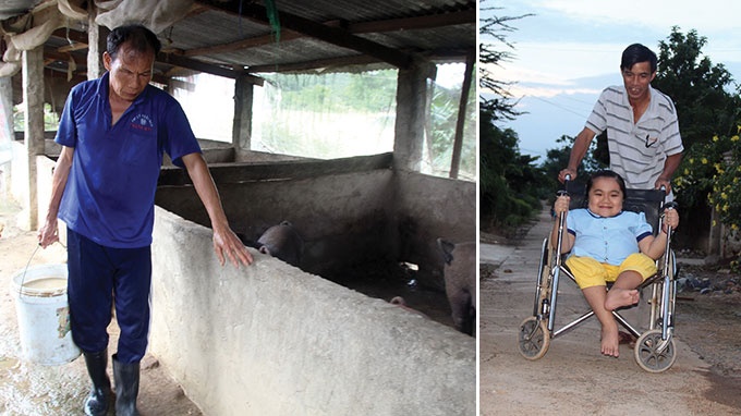 Ông Diệu mò mẫm dò đường khi cho heo ăn * Ông Hổ thường xuyên đẩy xe lăn đưa cháu Quỳnh đến lớp