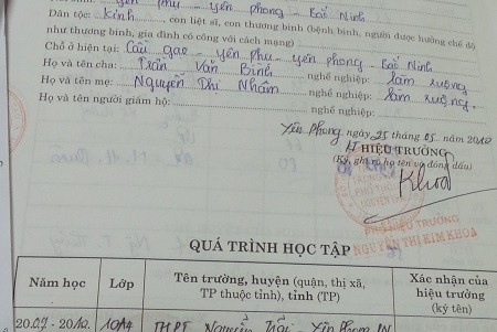 Chữ ký của bà Khoa trong học bạ của một một học sinh..