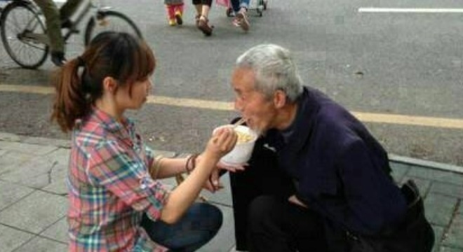 Hanh dong cua co gai lam lay dong hang trieu nguoi hinh anh