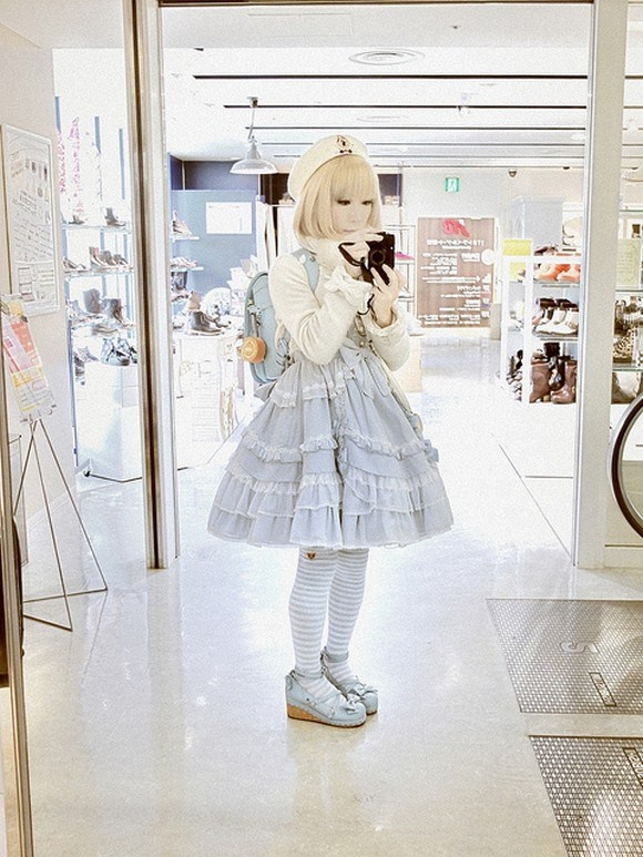 Đặc biệt, tại Nhật Bản, khi trào lưu cosplay phát triển rầm rộ, nhiều chàng trai thường gây kinh ngạc với tài biến hóa khôn lường trong những shoot hình giả gái cực long lanh. 