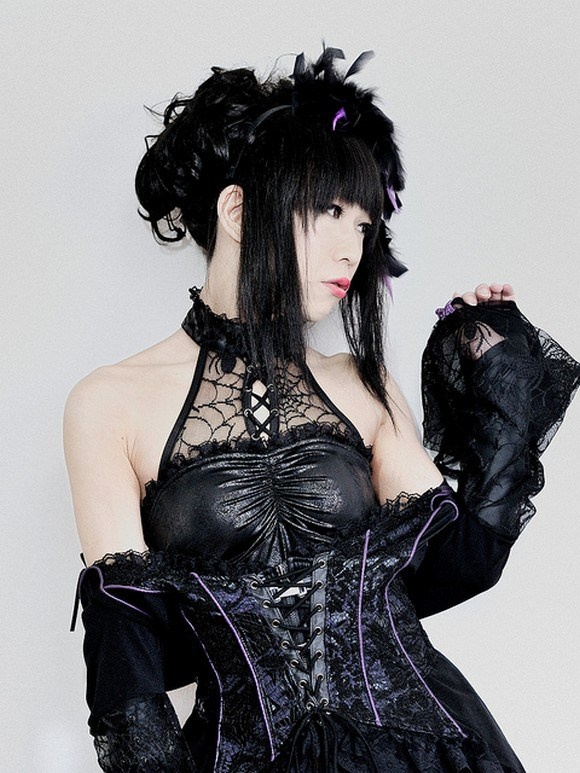 Theo tìm hiểu, cặp song sinh thường đăng ảnh với nickname Sutiblr hay Suchiuru và cả 2 anh em hiện đang sống ở Kobe, Hyogo. Đặc biệt, cả 2 anh em được cho là đã ngoài... 30 tuổi