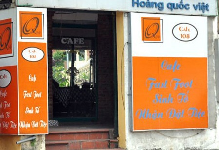Một cửa hàng đồ ăn nhanh trên đường Hoàng Quốc Việt viết chữ 