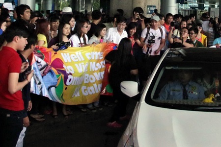 Tấm băng rôn chào mừng trai đẹp Omar Borkan Al Gala tới Việt Nam cũng bị thừa một chữ 