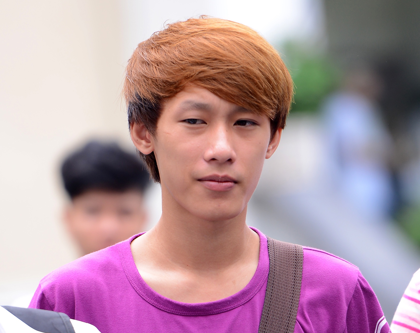 Một sĩ tử khác nổi bật với mái tóc màu cam.