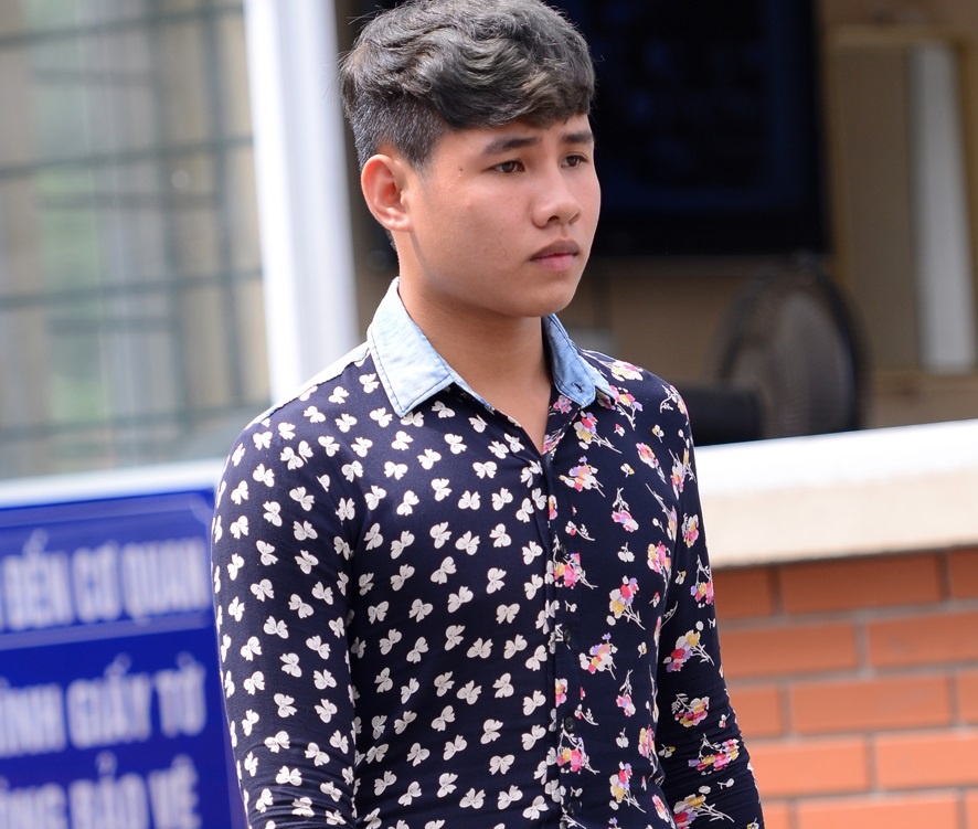 Nam sinh tự tin mặc áo hoa.