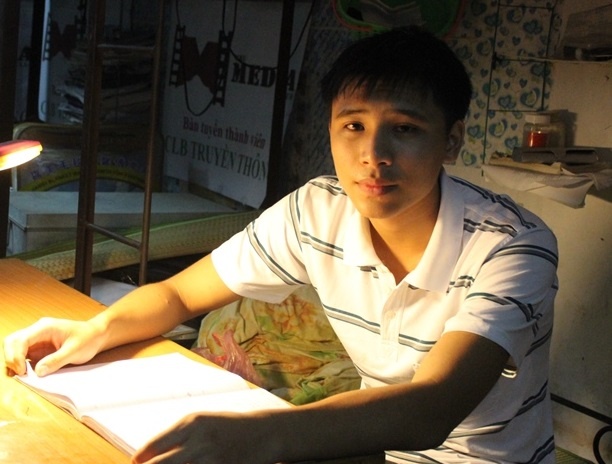 Si tu di thi voi gia tai 100.000 dong, 1 con meo, 2 con tho hinh anh