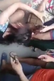 Co gai bi cat toc ngay giua cho vi toi trom do hinh anh